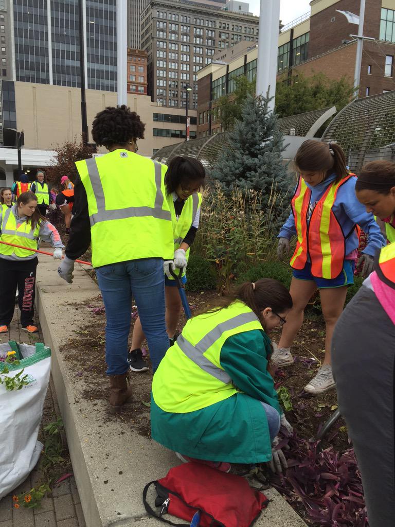 mndservice's tweet photo. MND Freshman Service Day @CincinnatiParks http://t.co/KbvB0kCkZu