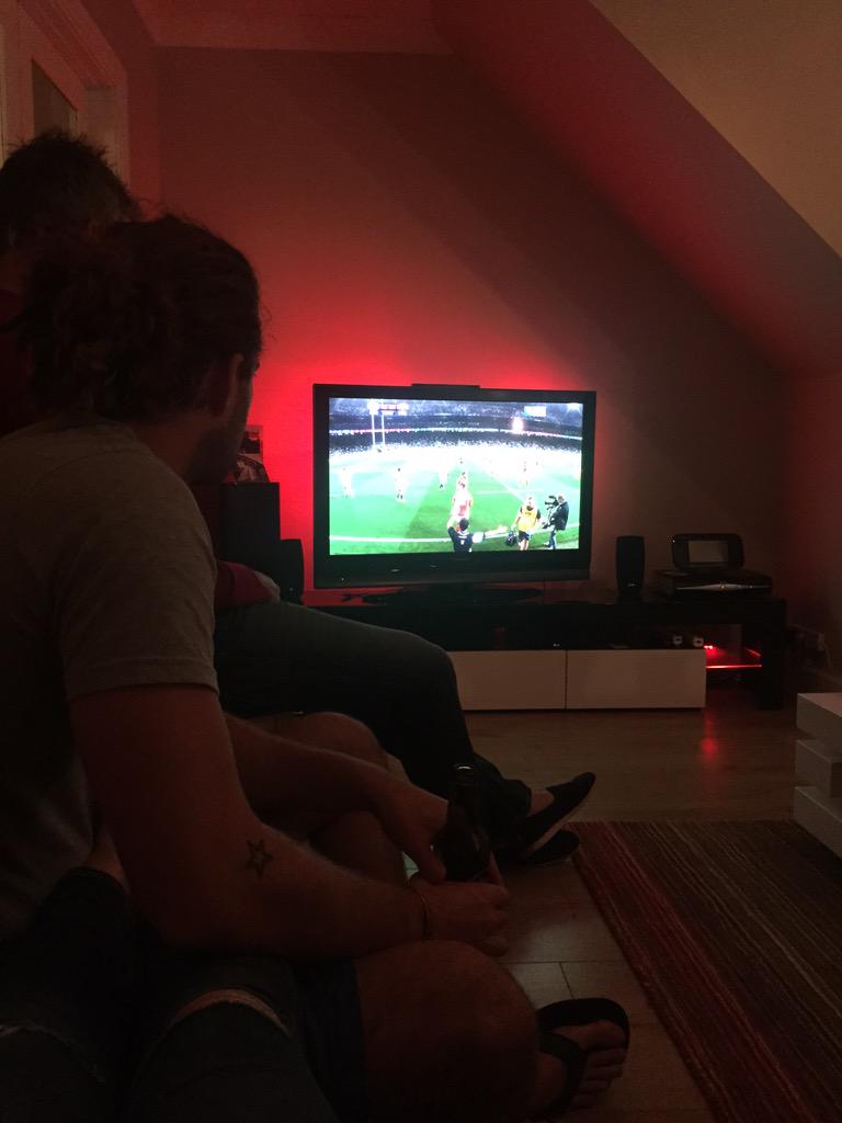 TashaLLawrence's tweet photo. Have an intense situation going on here 🙈🏉  #comeonwales #EngVwales @fraternalbread9 http://t.co/scVI8V6gWA
