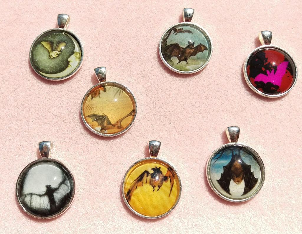 DrivenBatty's tweet image. Get your bat on! etsy.com/shop/EveningBa… #bats #batjewelry #Halloween