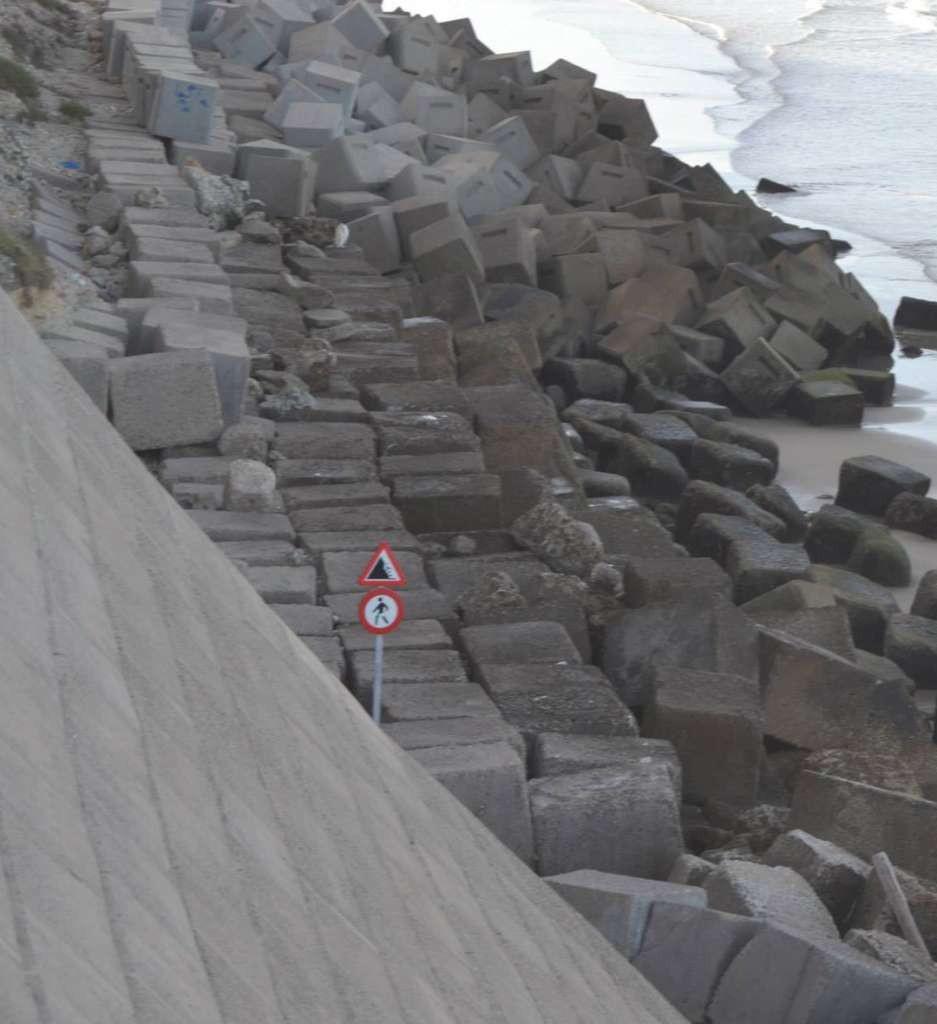 ElBaluarteCadiz's tweet image. La imagen del día la encontramos en los bloques del Campo del Sur - elbaluartedecadiz.es/2015/09/la-ima…