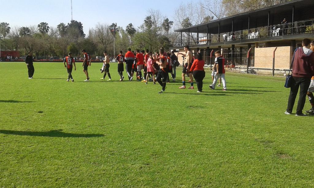 CintiaMerino's tweet photo. 9na de NOB Campeones!!!!!! Las inferiores de La lepra dando cátedra como en toda su historia @diarioleproso http://t.co/37x7dARJWR