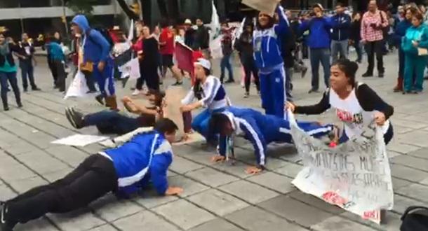 #VideoLSR Escuela Superior de Educación Física participa en la marcha #AyotzinapaUnAno goo.gl/esWFWx
