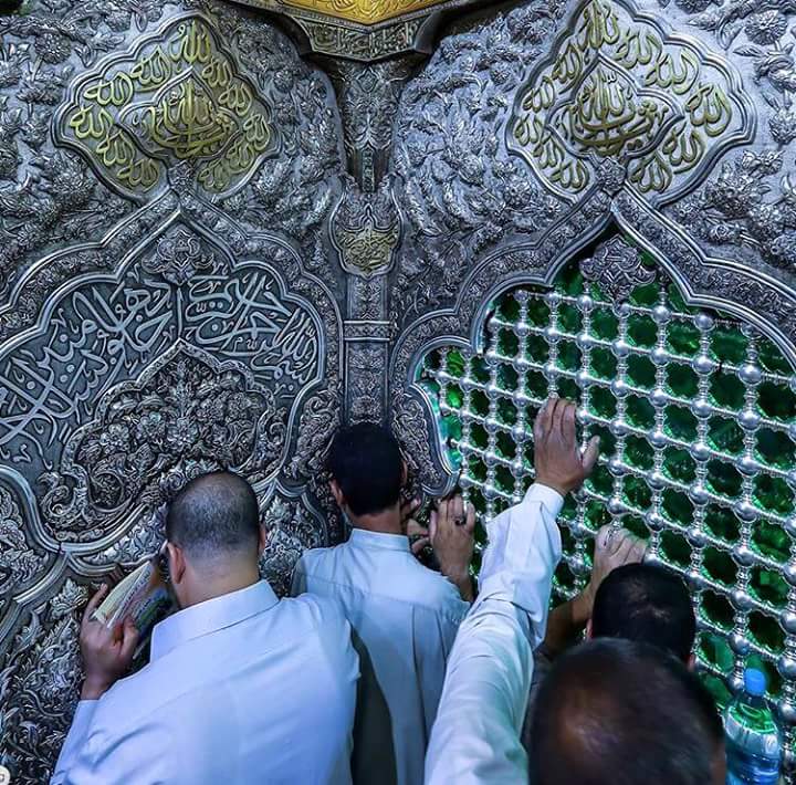 iraq555_i's tweet photo. شباك حـرمكـ ..
هـو دواء لكل داءٍ مؤلمـآ 
.
مولاي ياحـسين 🙏
.
#ننتظر_محرم 
 
😔
@moonring261 
@M_Hh111 
@Zynb0 http://t.co/SJKfZNJBfK