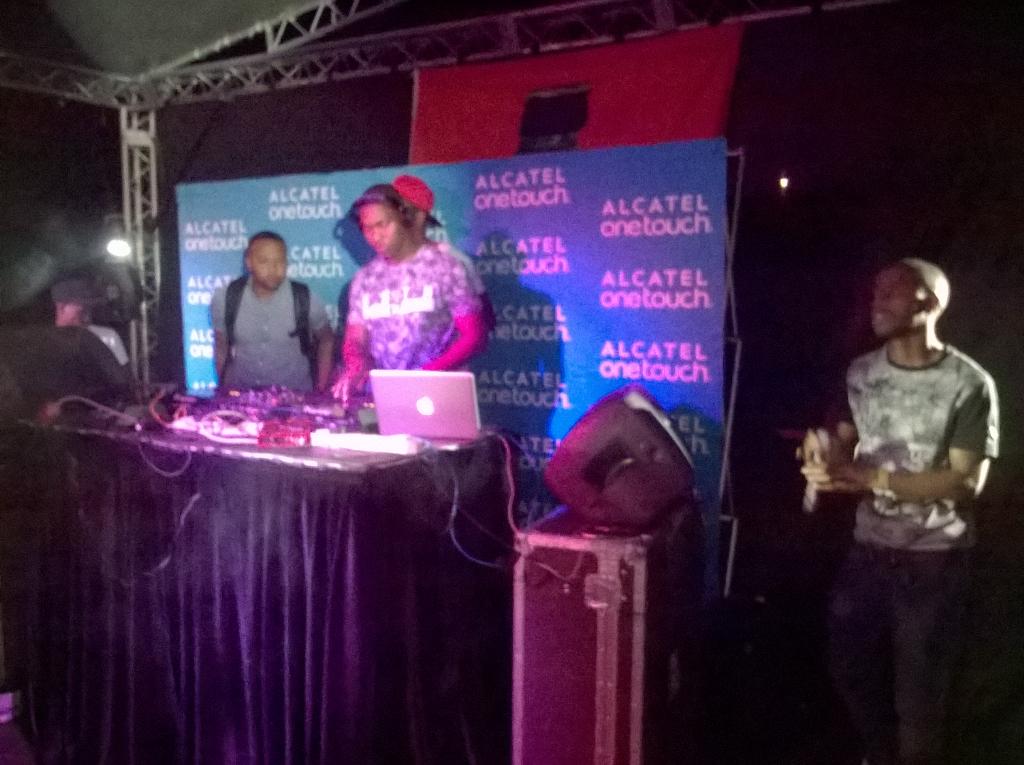KwaneleNomoyi's tweet photo. "Yinja Yam usliqe" when @Alcatel1TouchSA brings @djsliq to #okapifunday26sep &amp; the crowd goes wild #Alcatel1TouchSA http://t.co/0iP01ReIpg