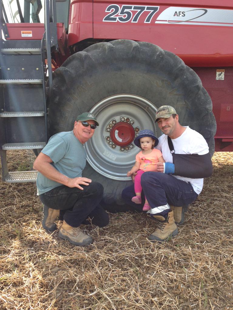 #harvest2015
With Mike Margetan, my baby girl and my broken wing.
