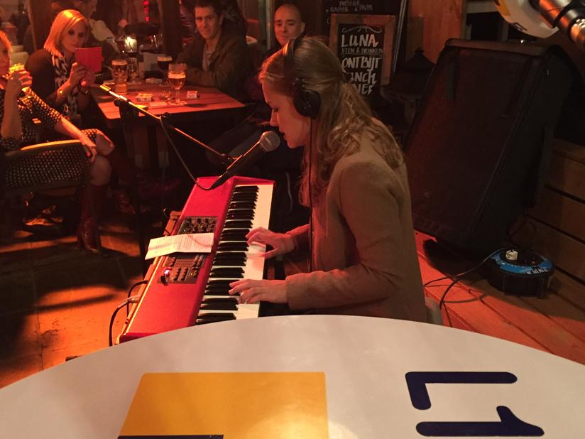 ruudkleinen's tweet photo. Elle Hollis live op #DVERS in de terrasstudio #L1 http://t.co/BXGYzQ1xh9