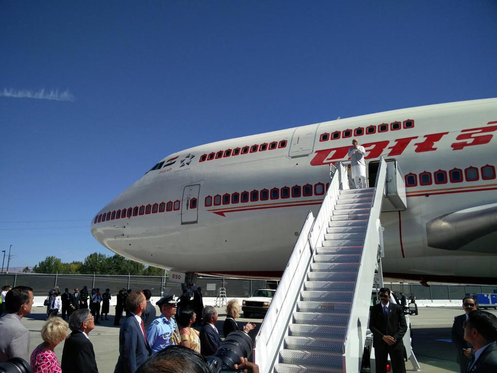 narendramodi's tweet photo. Landed in San Jose to a great welcome. Eagerly awaiting the programmes in the coming 2 days. http://t.co/CetJtnzuYX