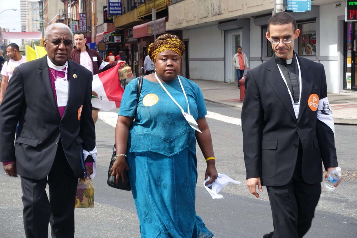 abargrill's tweet photo. Waiting for Pope Francis - Race Street - September 26, 2015 #popeinphilly #popeinus #WMG2015 #WMF2015vol http://t.co/cH5RxK8amE