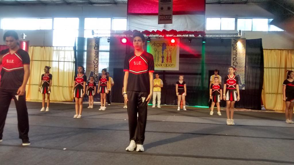 ArgCheerOpen's tweet photo. Unión Eléctrica listo para empezar! #CheerOpen http://t.co/8mEHeRZMGs
