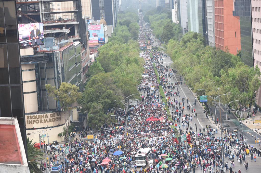 AyotzinapaFeed's tweet photo. RT Kamikaze_98: RT soyNorma__: CUANDO #TELEVISA CALLA!!

LAS REDES HABLAN

#DiaDeLaIndignacion #AYOTZINAPA http://t.co/kzLKlOqEUG #saltil…