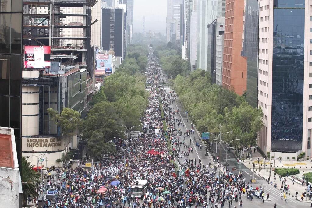 jes_soyreal's tweet photo. Las imágenes que le están dando la vuelta al mundo excepto en las televisoras de México #DiaDeLaIndignacion http://t.co/MMa8zbTv1a