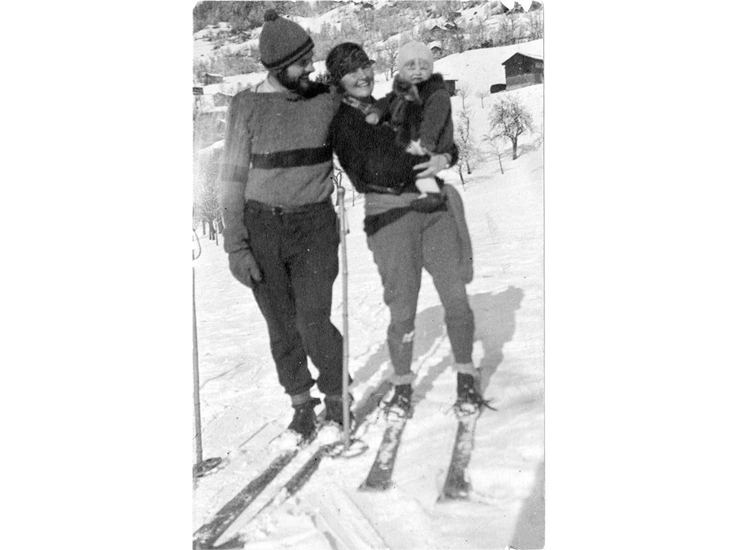 zenreads's tweet photo. Hemingway in Love. Hemingway's love story with two women. http://t.co/aHKxNGFzrr http://t.co/laIIvIc9ev