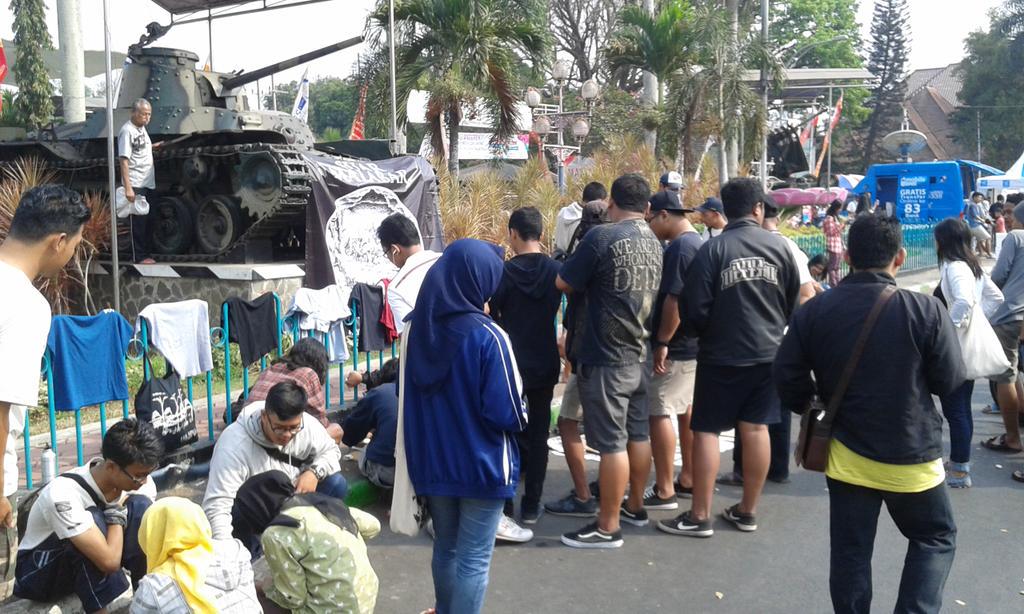 Gratis gratis, bawa kaos aja ya #savehutankotamalabar