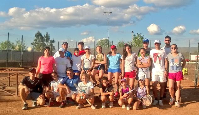 MVassalloA's tweet photo. Muchas gracias chicas por compartir con nosotros sus sueños y objetivos. Fue un placer hacer #TenisFederal en Chaco. http://t.co/pOxx9e1gnH