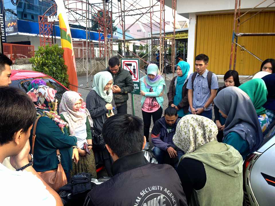 KopeaHasanah's tweet photo. Sebelum kita berangkat, kita ber do'a dulu yaa supaya acara hari ini diberikan kelancaran aammiinn.. Bismillah 😇 http://t.co/wMjvjrkbpO