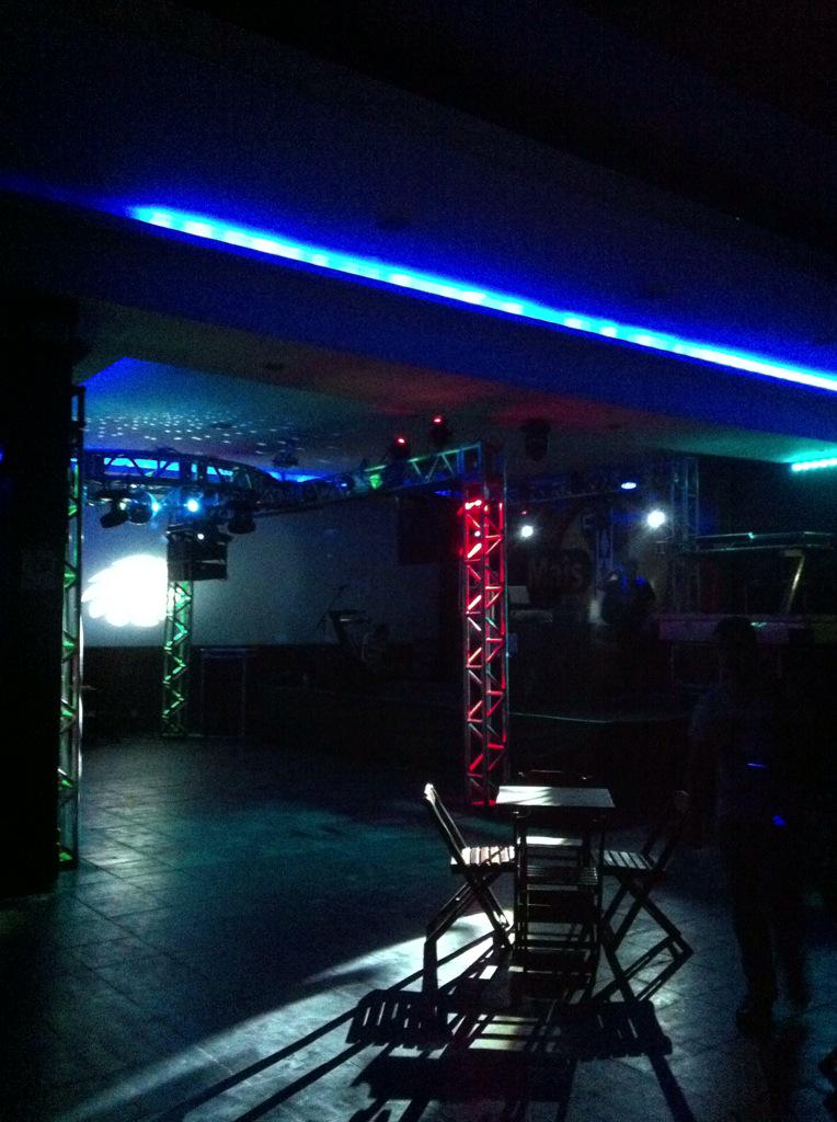 onlivemusic's tweet photo. Alow alow galera de Friburgo... On-Live na área... Boate Mais 1 acertando os últimos preparativos... #On-Live http://t.co/ORhNEPU3oH