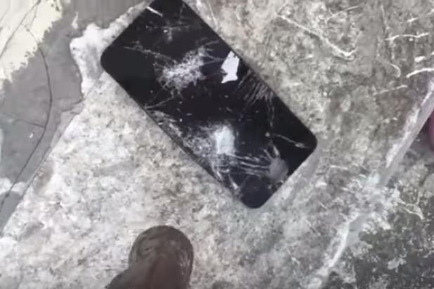 LaMega's tweet photo. [Video] Moda anti iPhone, varias personas destruyen el suyo http://t.co/0Vw7xyNre0 http://t.co/aFUeWhZBu6
