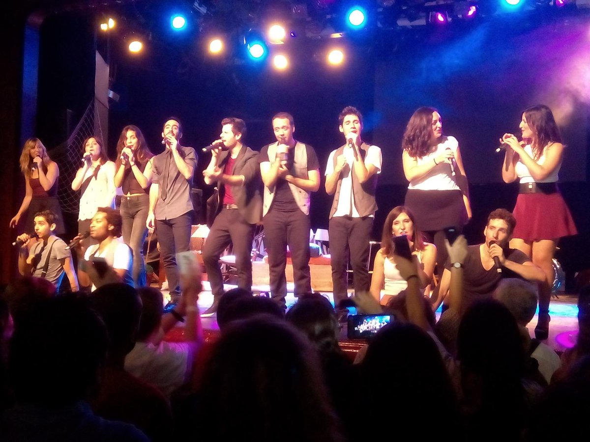 ana_zc's tweet photo. Gran concert @deudeveu #nàufrags #deudeveu http://t.co/cHZk32z3EV