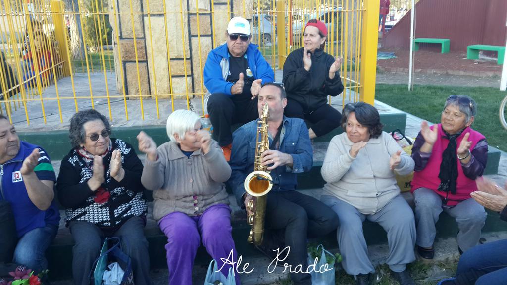 aaleprado's tweet photo. #Ahora Asi se divierten nuestros #adultosmayores junto a Cesar #Bongiovani en la jornada de #SaludSocial #Neuquen http://t.co/ZajeHENClA