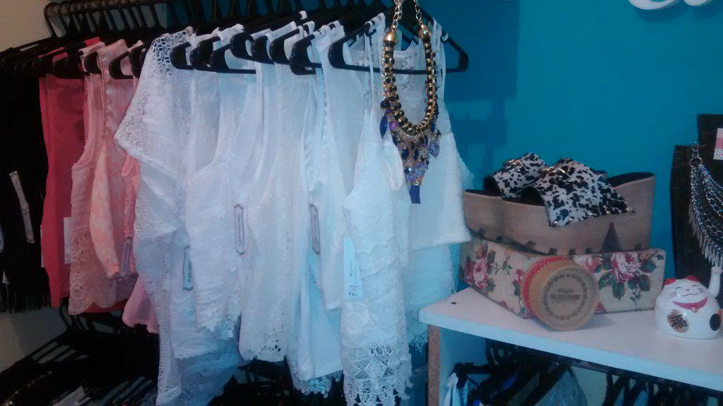 mfernandaaaa's tweet photo. #Sábado #compras #ConstanzaCa Genia!!! 👌🏼🌺🍀🌸 #RopaNueva #primavera @ContyCans @Frutiifruu http://t.co/2tu5bK91RY