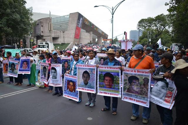#Fotogalería =&gt; Marcha a un año de la desaparición de los 43 normalistas  #DiaDeLaIndignacion cro.mx/BaS