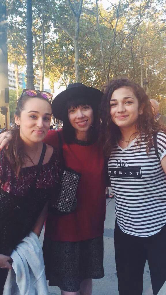 CRJ_ST_BCN's tweet photo. Carly hoy con fans en Barcelona. http://t.co/XVoRzHCa16