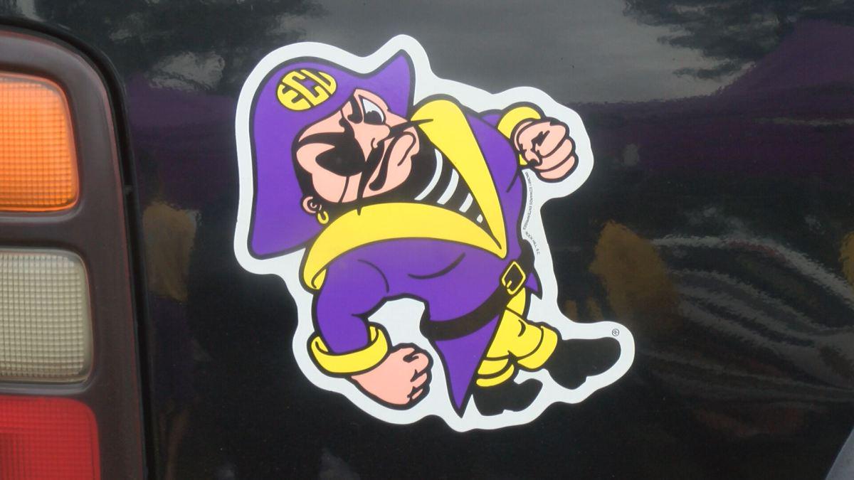 wnct9's tweet image. Pirates fan tailgate despite rainy weather dlvr.it/CGsRSY
