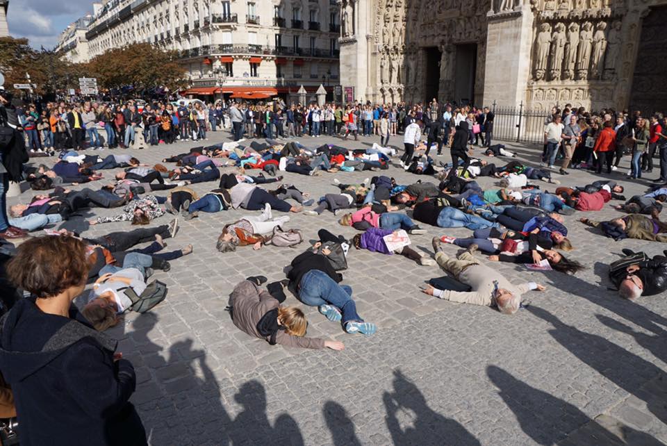 CoSoLI77's tweet photo. #flashdoc Devant Notre Dame la #LoiSanté sonne le glas de notre éthique médicale http://t.co/0ISx6o0FMe