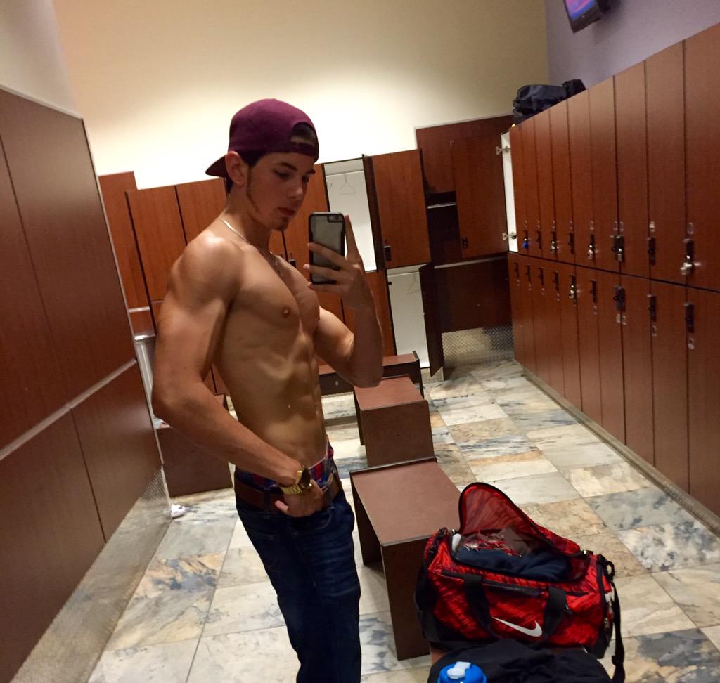 AdamLakkis_8's tweet photo. #doucheday 🔩🔨 http://t.co/qasCDeAvxK