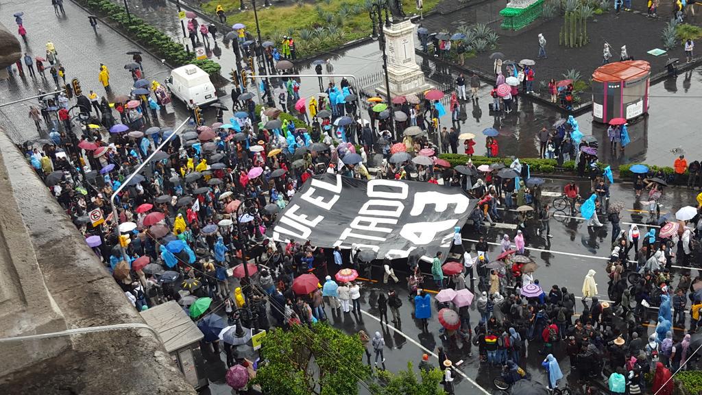 Factico_mx's tweet photo. #FueElEstado gritan miles de manifestantes de distintas facultades de la #UNAM #DiadelaIndignacion #CrónicaAyotzi http://t.co/Rx3leIa11F