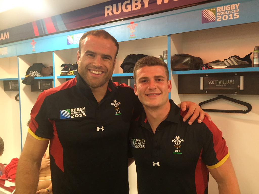 Jamiehuwroberts's tweet photo. Special evening...midfield partner @ScottWilliams_1 😎 http://t.co/RuuuKjzqrQ