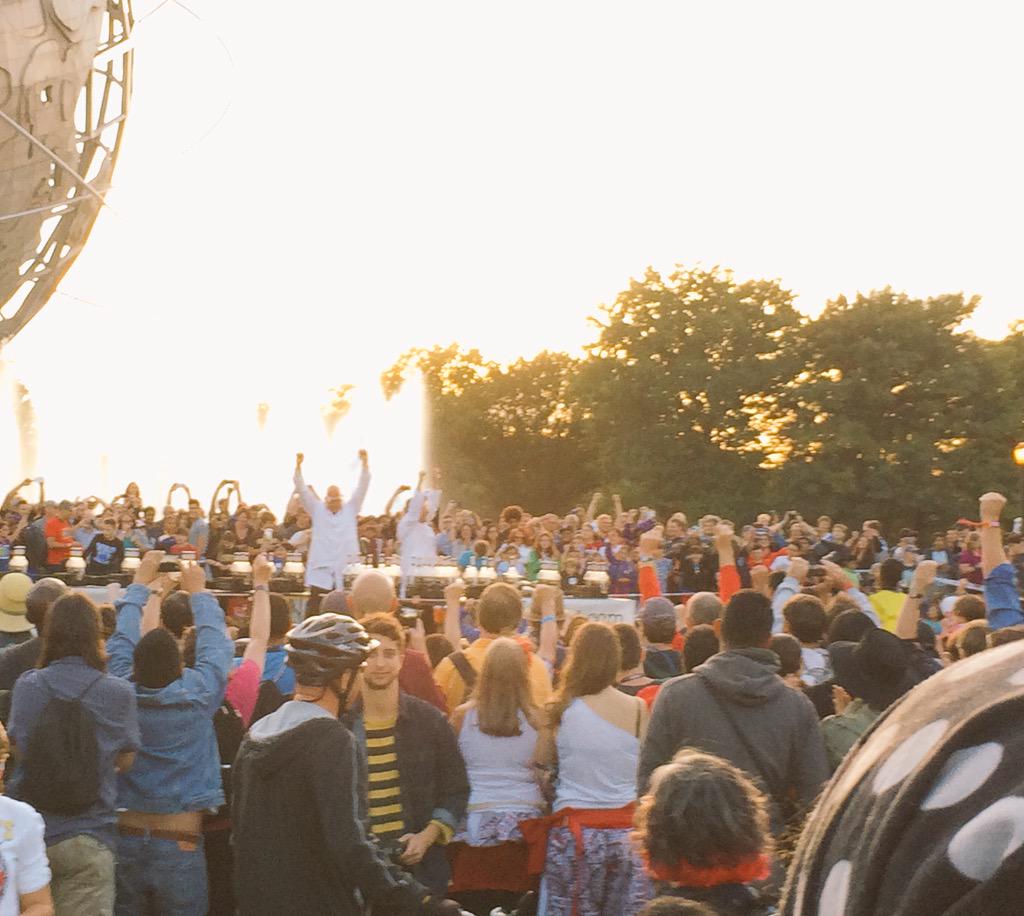 eepybird's tweet photo. Arms up!! Thx to everyone for coming out today! Another show tmrw at 6pm + a whole Sunday full of #maker fun! http://t.co/WlkbNeVmaW