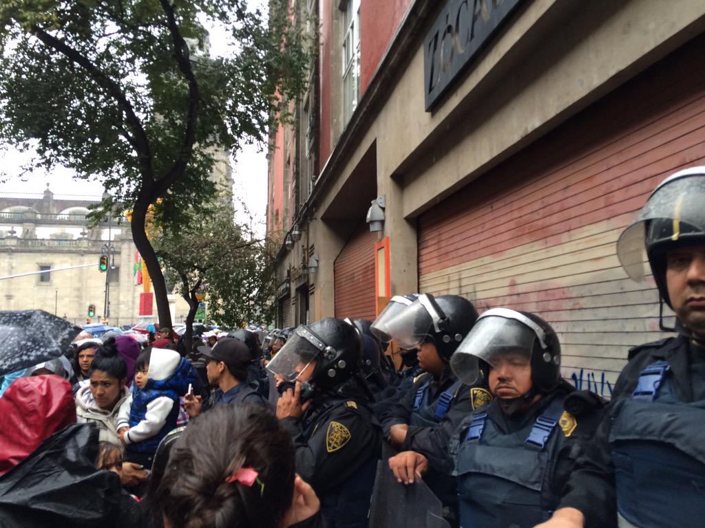 Granaderos de <a href="/ManceraMiguelMX/">Miguel Ángel Mancera</a> se posicionan alrededor del Zócalo cc. @article19mex @CDHDF #AyotzinapaUnAño