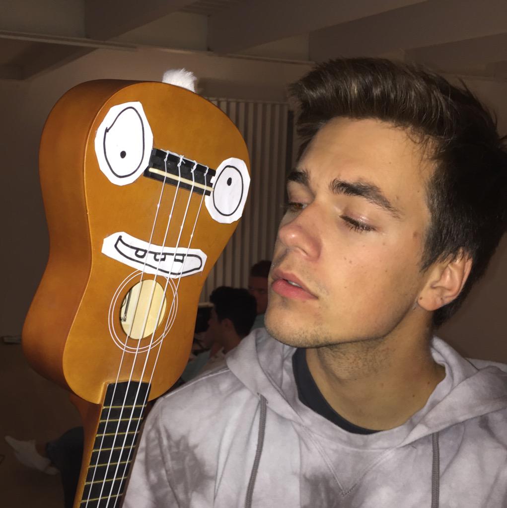 ukuleliii's tweet photo. habe heute meinen bruder getroffen http://t.co/f6sWzDXtED