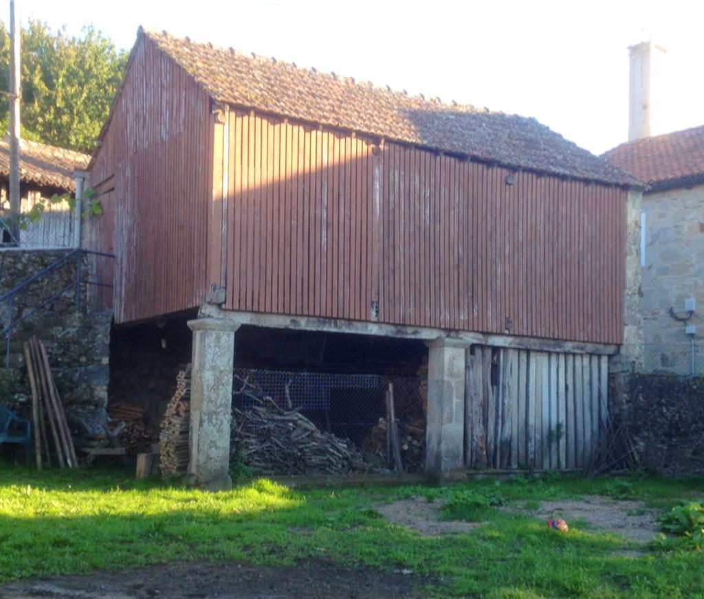 KarlosKoto's tweet photo. Un #Sequeiro galego (#AEstrada), algo máis que un hórreo @santiagogrial @villarjaneiro @anaponton @arquitectosCOAG http://t.co/zAcpK5whxq