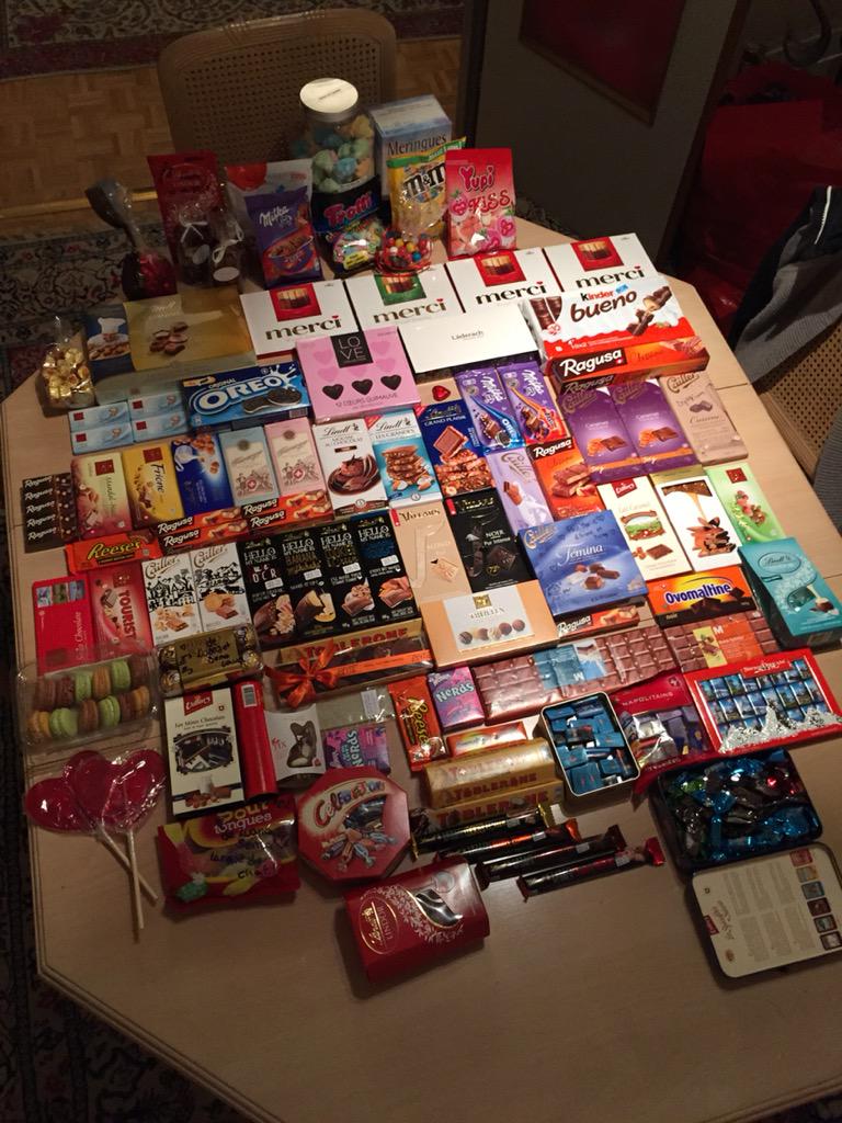enjoyphoenix's tweet photo. Les 10kg de chocolat que j'ai reçu à Genève 😂🍫 #crisedefoie http://t.co/FlkiUNYRWj