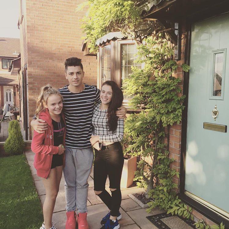 JoeyDevriesNews's tweet photo. Photo | Joey visiting fans earlier today (26/9/15) http://t.co/nfLcvZQpP7