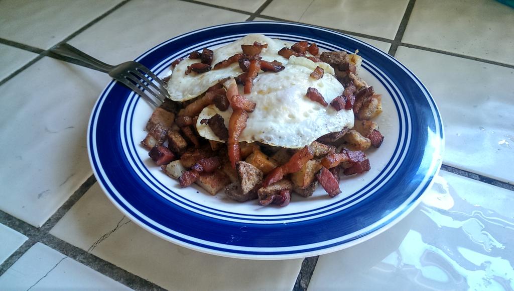 xlitec13's tweet photo. Potatoes, bacon, and eggs. Parts of a complete erm... Late lunch! http://t.co/fTrlxGrTJN