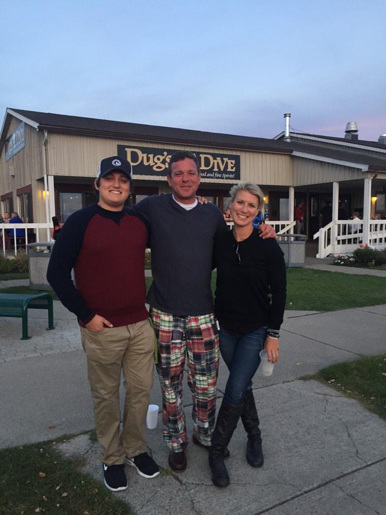 dugs_dive's tweet photo. #drinkdugsdry #lastsunset #goodbyedugsdive #buffalove #buffalofood http://t.co/WnrdhWoyci