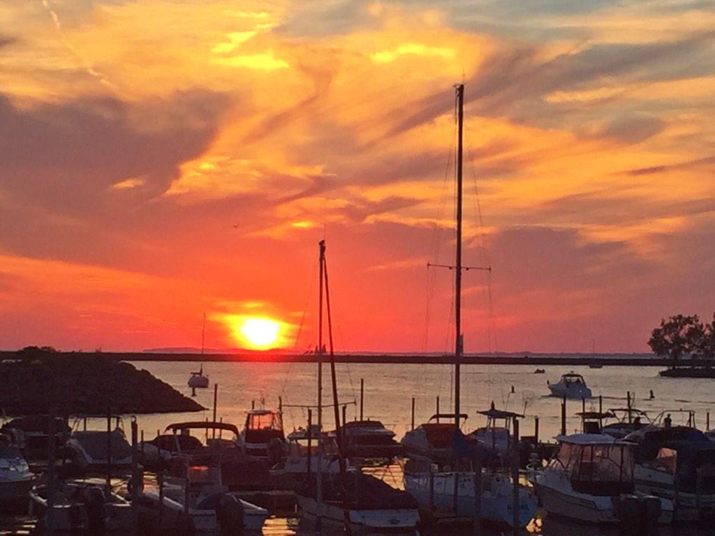 dugs_dive's tweet photo. #drinkdugsdry #lastsunset #goodbyedugsdive #buffalove #buffalofood http://t.co/WnrdhWoyci