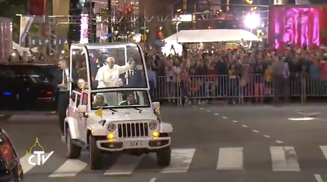 seletlumieretv's tweet photo. Des milliers de personnes réunies à @ArchPhilly pour voir #PopeInPhilly #PopeinUS  #RMF2015 #WMF2015 http://t.co/kiaX5r4q8X
