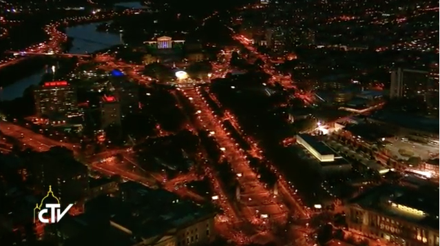seletlumieretv's tweet photo. Des milliers de personnes réunies à @ArchPhilly pour voir #PopeInPhilly #PopeinUS  #RMF2015 #WMF2015 http://t.co/kiaX5r4q8X