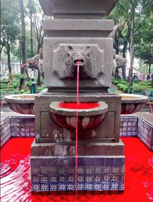 MT_enMEXICO's tweet photo. En protesta, tiñen de rojo las fuentes del Distrito Federal #DiaDeLaIndignacion http://t.co/KDWYG1ZvgP