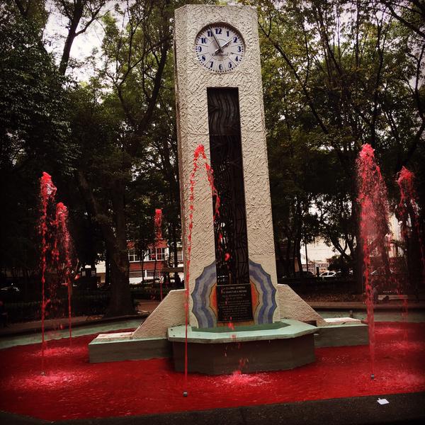 En protesta, tiñen de rojo las fuentes del Distrito Federal #DiaDeLaIndignacion