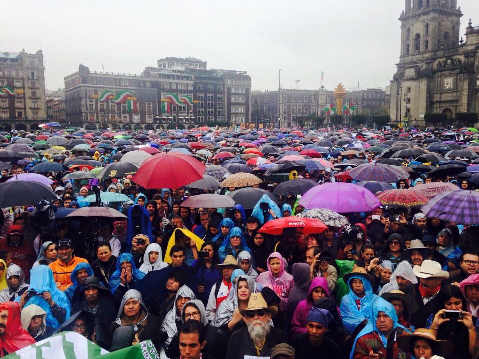 mosojej's tweet photo. AQUÍ ESTÁ EL VERDADERO GRITO @EPN, LLENO DE DOLOR ESPERANDO JUSTICIA #DíaDeLaIndignación #AcciónGlobalPorAyotzinapa http://t.co/Jpzsf1ysis