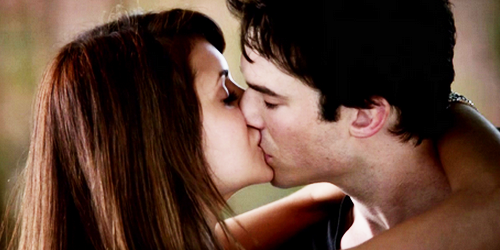 explicandootp's tweet photo. "TOP MELHORES OTP's."

#2 - DAMON E ELENA (THE VAMPIRE DIARIES) http://t.co/2Sl5ee4xUB