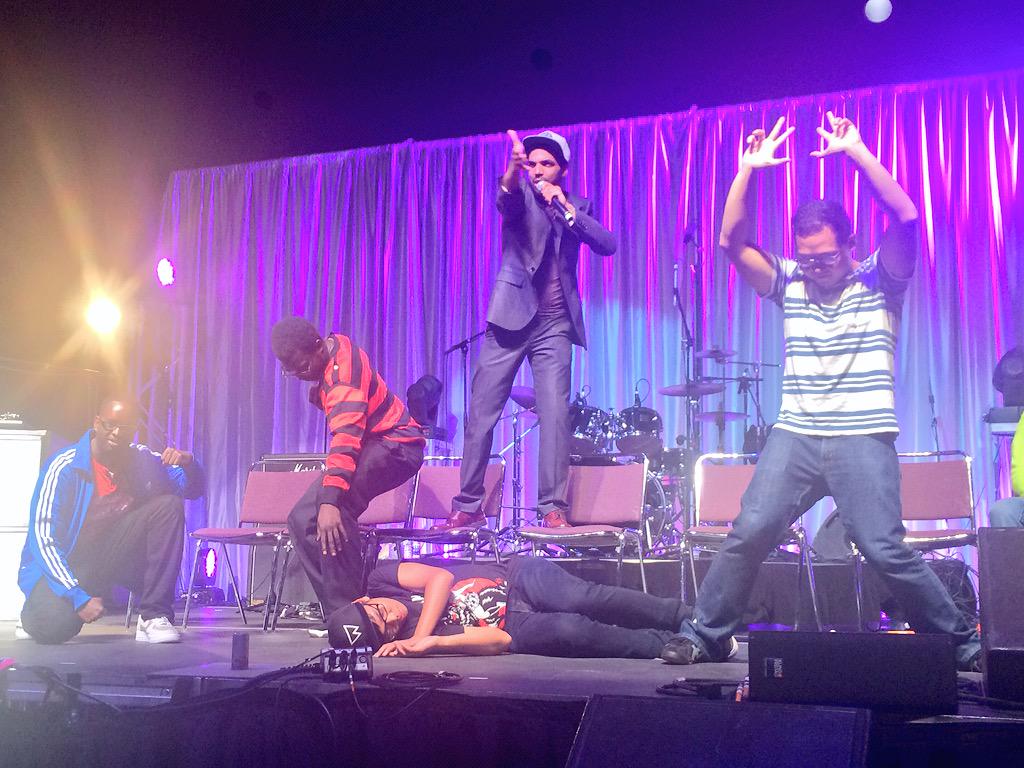 StevenHellmann's tweet photo. #Toronto you have to catch @1wordchrisjones while he is in town. Unreal #comedy #hypnosis show. #GentsExpo http://t.co/oTNtyNkQ6w