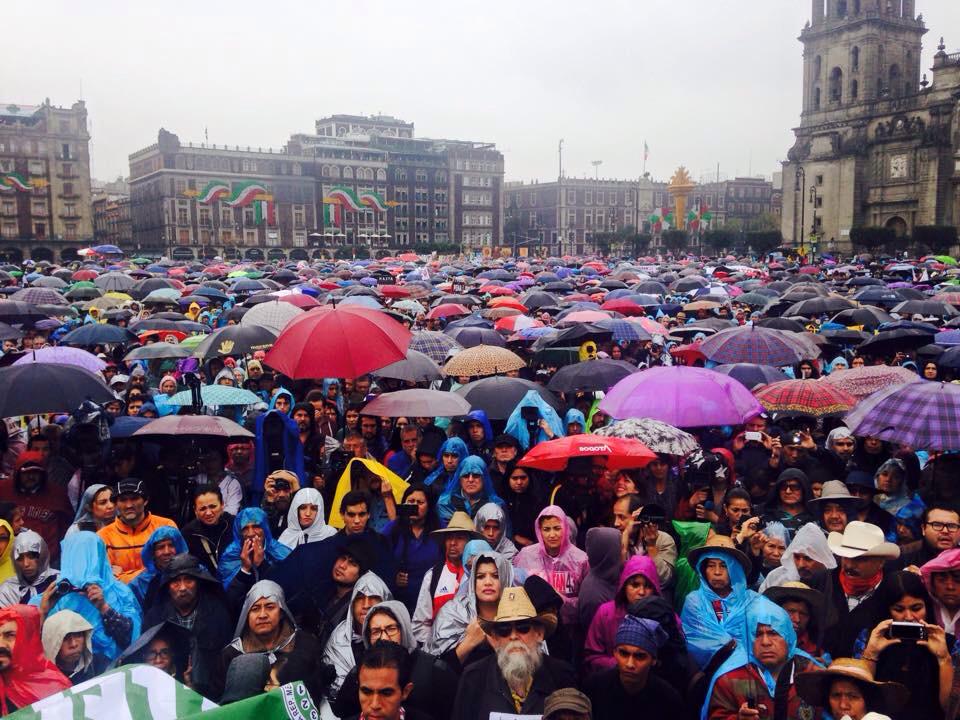 De sombrillas se viste el Zócalo por los 43 #Ayotzinapa #DiaDeLaIndignacion Foto vía <a href="/Desinformemonos/">Desinformémonos</a>