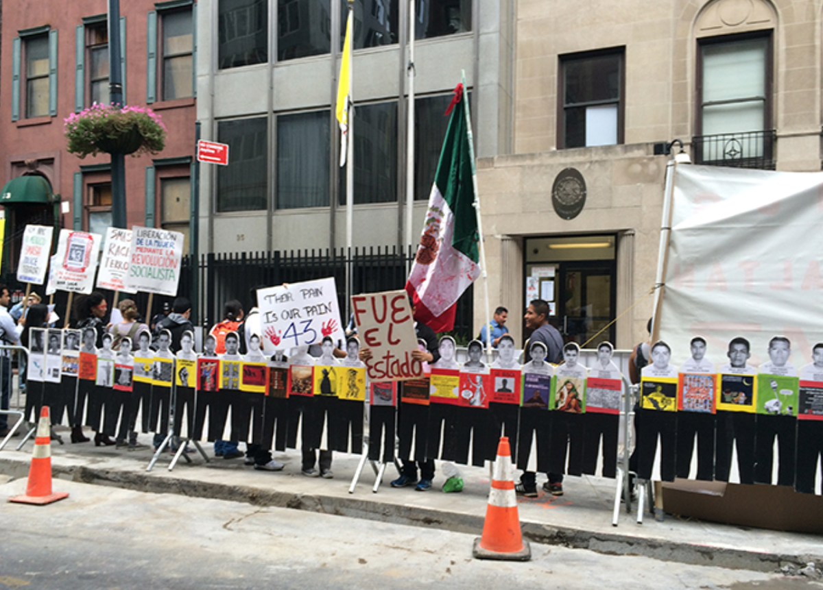 Cobertura al minuto. 
Nueva York: protesta frente al consulado mexicano. #AyotzinapaUnAño 
bit.ly/1iBN9RZ