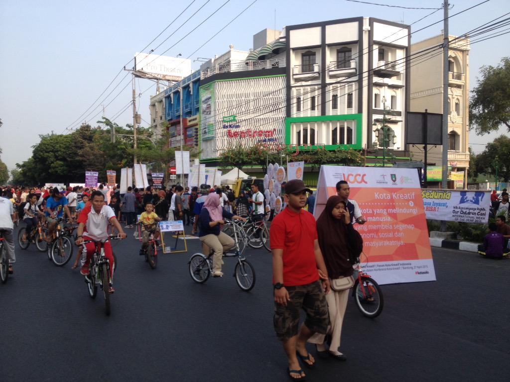solopolah's tweet photo. Sosialisasi Indonesia Creative Cities Conference 2015 dan memperingati Hari Tuli Sedunia 2015 di Ngarsapura #kotasolo http://t.co/ZO5EKhEcIk